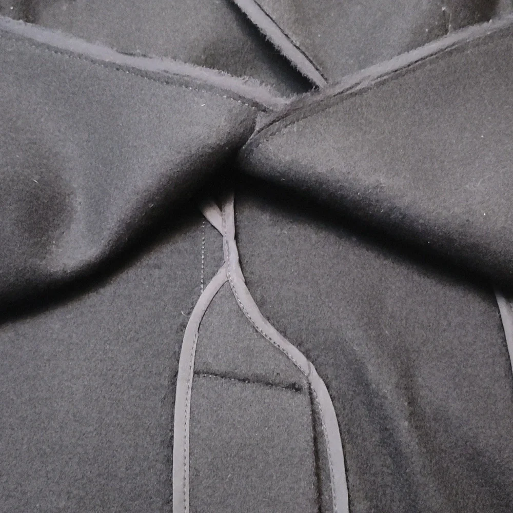 Blazer, fitter, wool flannel, with rosette embellishment at shoulder. Never worn - Picture 8 of 8